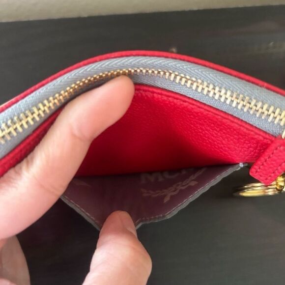 MCM key holder red and silver New in the box - Picture 5 of 12